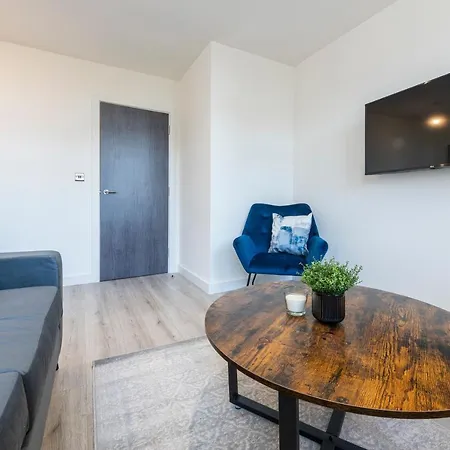 Stylish 2 Bed Close To
