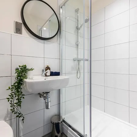 Stylish 2 Bed Close To Apartment
