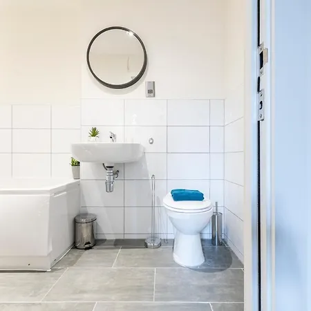 Stylish 2 Bed Close To Apartment *