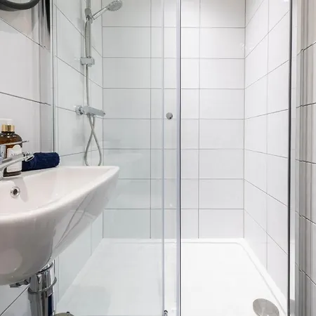 Stylish 2 Bed Close To