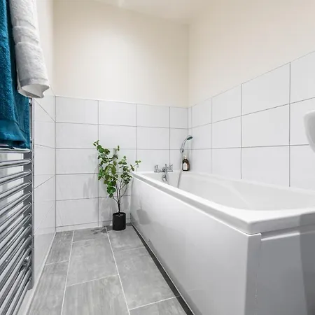 Stylish 2 Bed Close To Bradford (West Yorkshire)