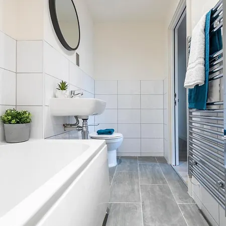 Apartment Stylish 2 Bed Close To