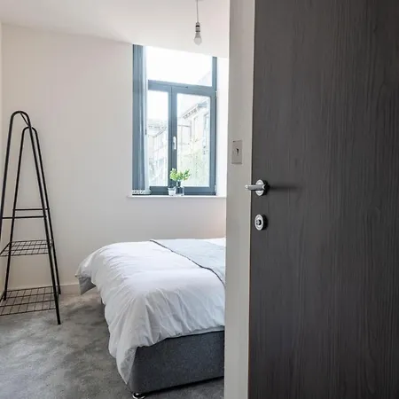 Stylish 2 Bed Close To