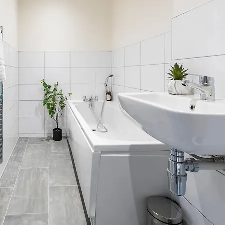 Stylish 2 Bed Close To *