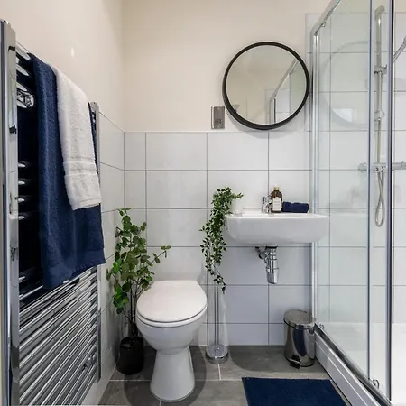Stylish 2 Bed Close To