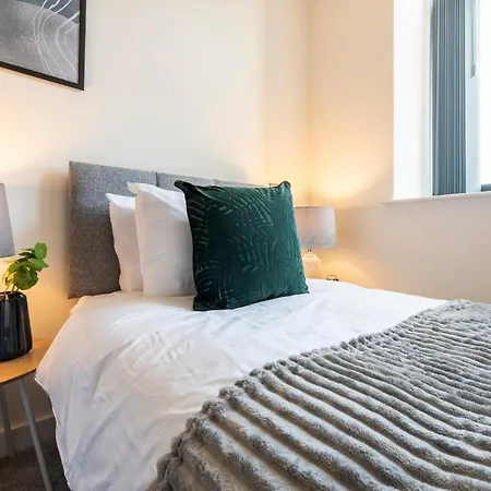 Stylish 2 Bed Close To Apartment *