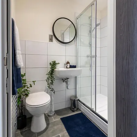 Stylish 2 Bed Close To Apartment *