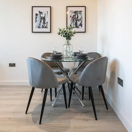 Stylish 2 Bed Close To Apartment