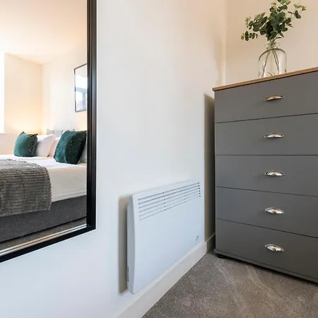 Stylish 2 Bed Close To Apartment