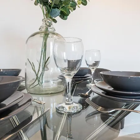 Stylish 2 Bed Close To *