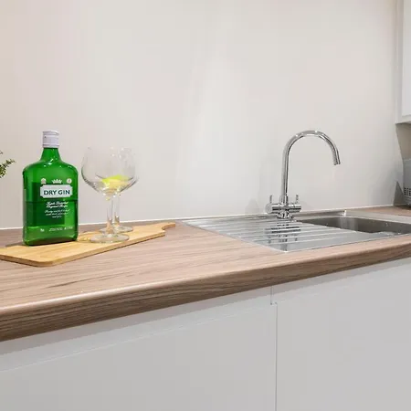 Stylish 2 Bed Close To Apartment *