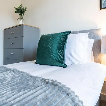 Apartment Stylish 2 Bed Close To