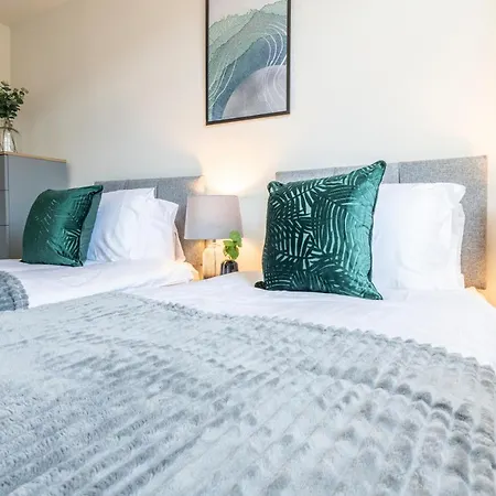 Apartment Stylish 2 Bed Close To *