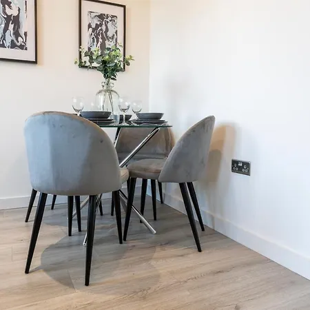 Stylish 2 Bed Close To Apartment