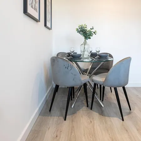 Stylish 2 Bed Close To *