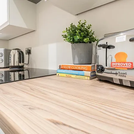 Stylish 2 Bed Close To