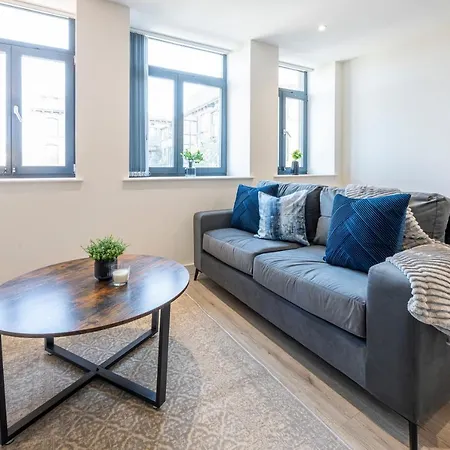 Stylish 2 Bed Close To Apartment *